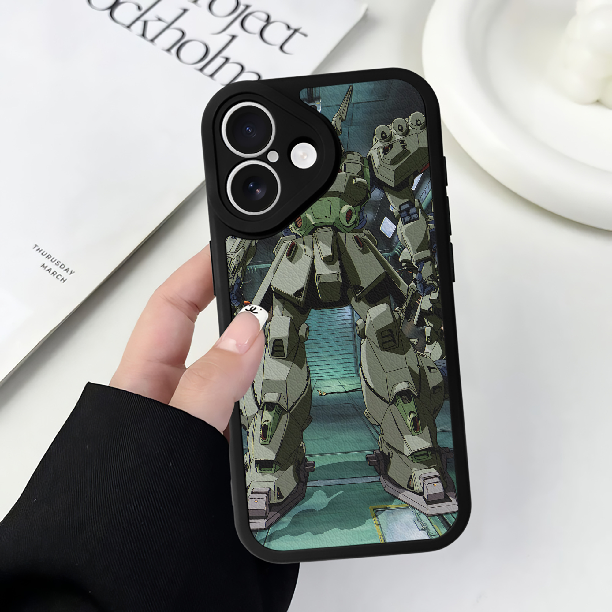 （画像用） 機動戦士ガンダム Mobile Suit Gundam 【iPhone 16シリーズ対応】シリコンスマホケース（レザー調） 材質：シリコン